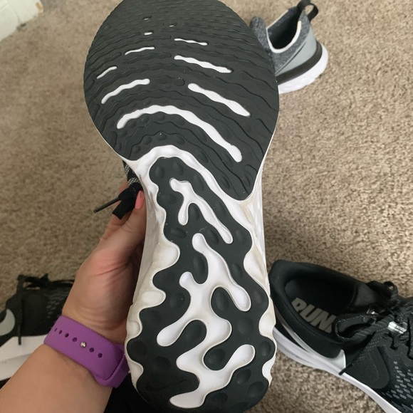 Women’s Nike tennis shoes size 9 - Picture 4 of 5